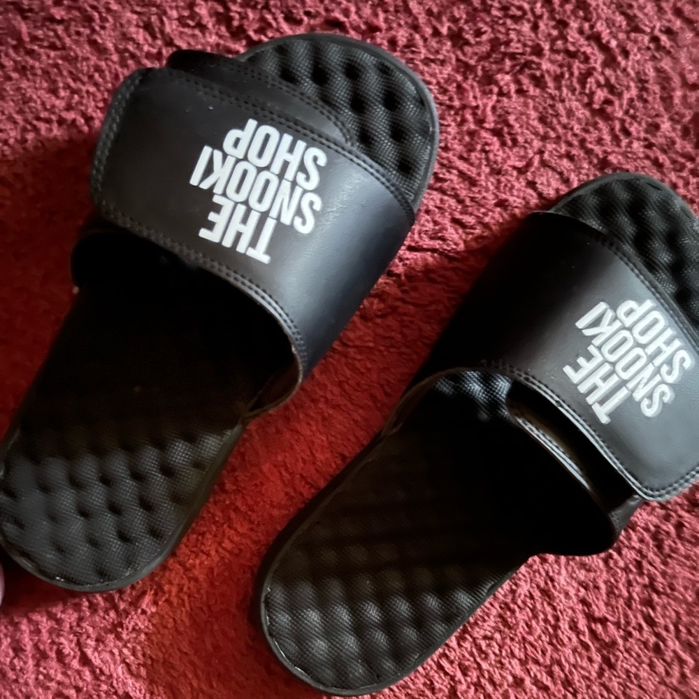 Snooki shop slides.